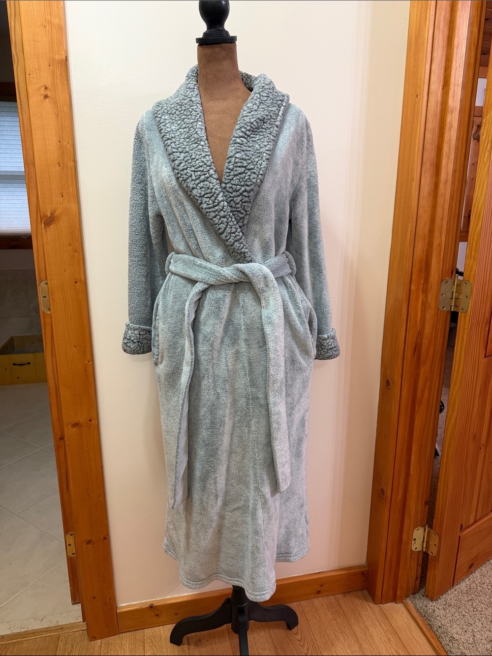 Anna Klein Soft and Cozy Grey Plush Bathrobe with Sherpa Lining Size Medium